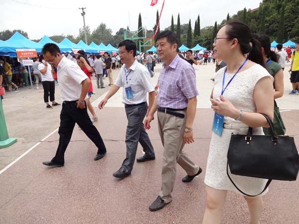 贵州大学副书记冯晓宪视察迎新现场