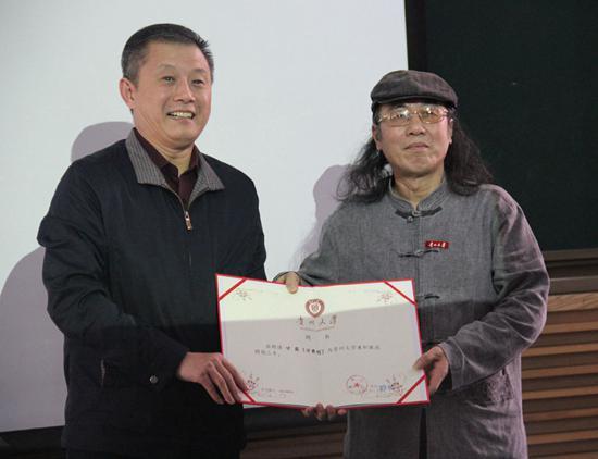 王红蕾副校长向甘霖颁发聘书